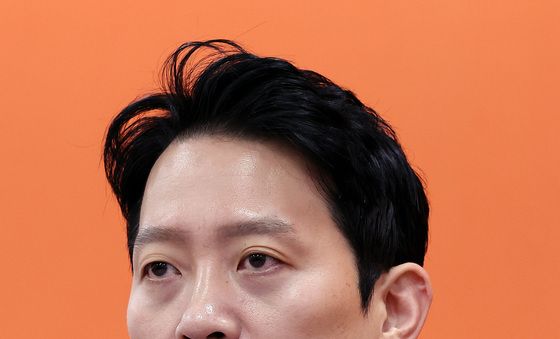 첫 번째 당 쇄신안 발표하는 이기인 비대위원장
