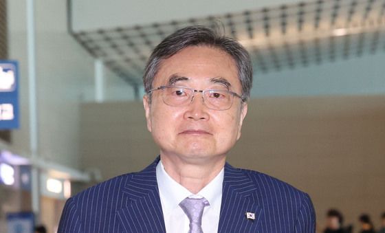 출국하는 조현 외교부 장관