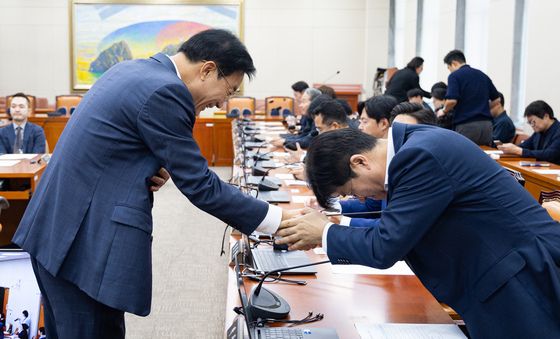 인사 나누는 정무위 여야 간사