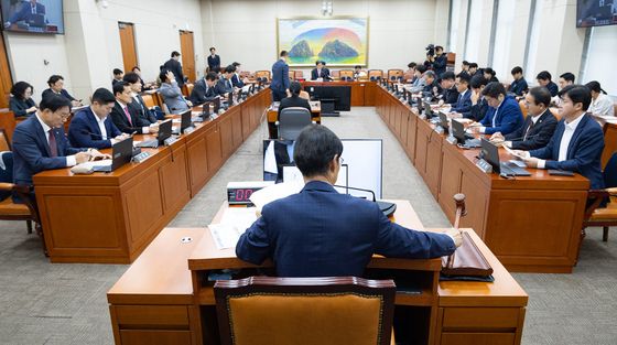 의사봉 두드리는 유동수 국회 정무위원장