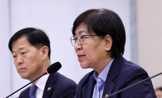 질의에 답변하는 정은경 장관