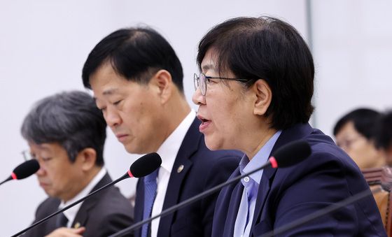 질의에 답변하는 정은경 복지부 장관