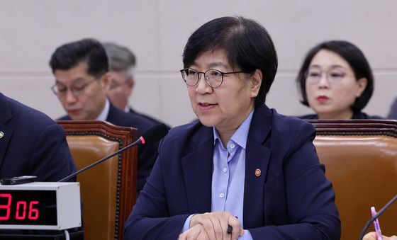 질의에 답하는 복지부 장관