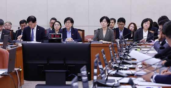 보건복지위 전체회의 참석한 복지부 장·차관·식약처장