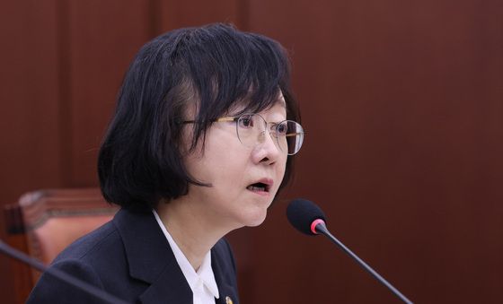 질의에 답변하는 오유경 식약처장