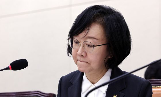 질의 듣는 오유경 식약처장