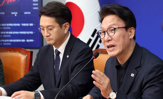 인사말하는 김민석 대표