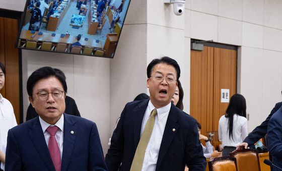 거세게 항의하며 퇴장하는 국민의힘 법사위원들