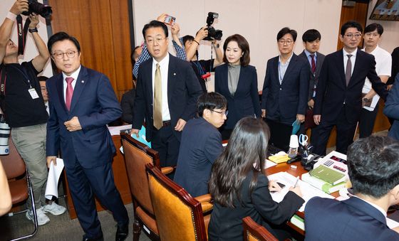 퇴장하는 국민의힘