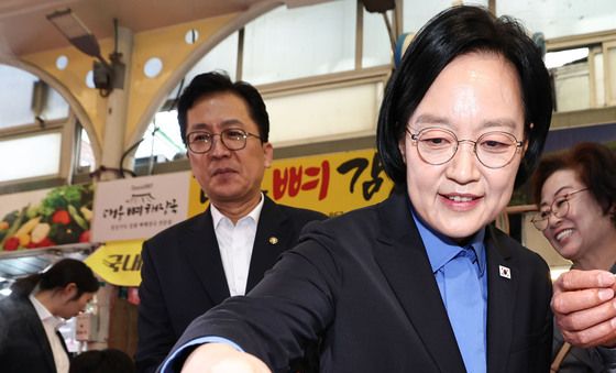 순대 맛보는 한성숙 국무총리