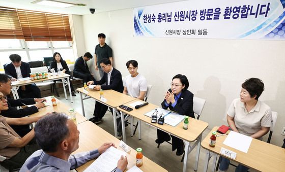 상인 고충 듣는 한성숙 국무총리