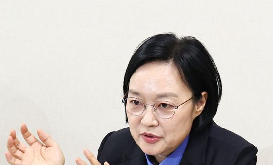 상인 고충 듣는 한성숙 국무총리
