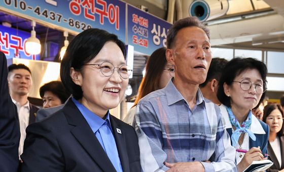 상인과 대화 나누는 한성숙 총리