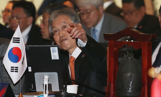손짓하는 조희대 대법원장