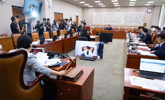국민의힘 불참 속 의사봉 두드리는 서영교 법사위원장