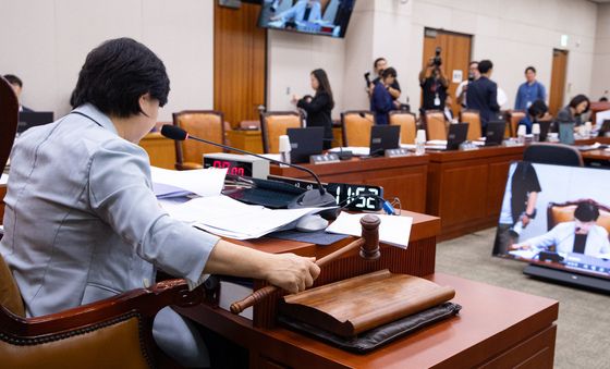 의사봉 두드리는 서영교 법사위원장
