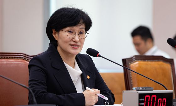 의원 질의 답하는 원민경 성평등가족부 장관
