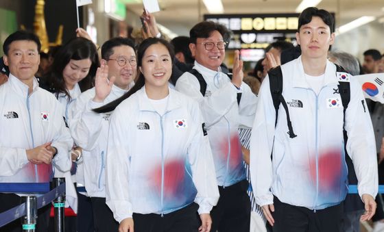 밝은 표정으로 입국하는 '삐약이' 신유빈