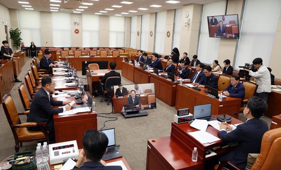 국회 국방위, 野 간사 홀로 나와 발언