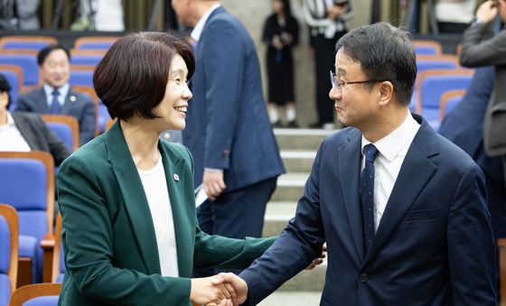 인사 나누는 한병도·한정애