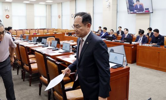 국방위 회의장 나서는 임종득 野 간사