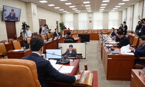 野 불참한 가운데 통과되는 강신철 후보자 청문보고서
