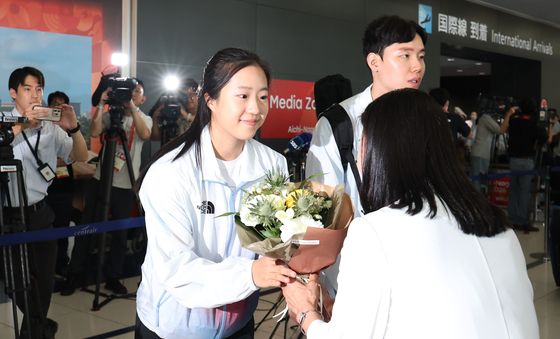 나고야 도착해 입국 환영 받는 신유빈·서승재