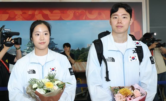 입국 환영 꽃다발 든 신유빈·서승재