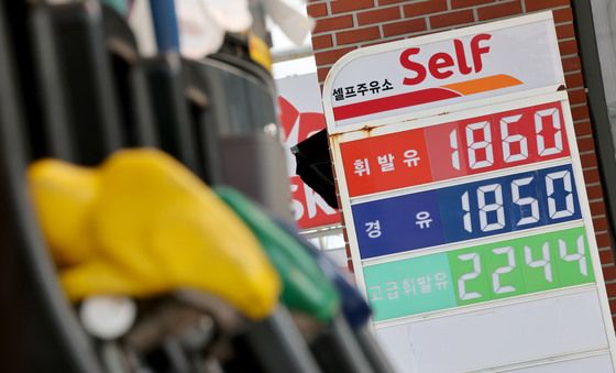 정부, 국제 유가 급등에 '석유 최고가격·유류세 인하 유지'