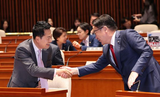 인사 나누는 장동혁 대표와 정점식 원내대표
