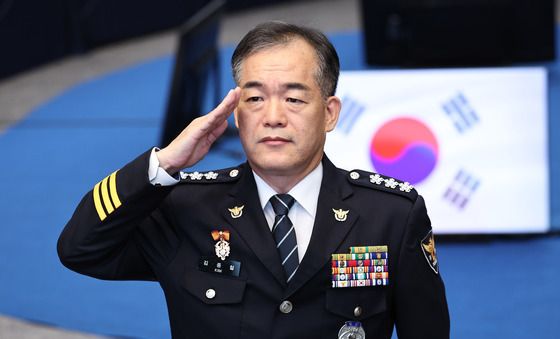 국기에 대한 경례하는 김종철 경찰청장 대행