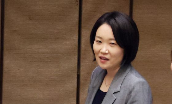 본회의 참석한 이소영 후보자