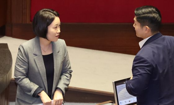 김재섭 의원과 대화 나누는 이소영 후보자