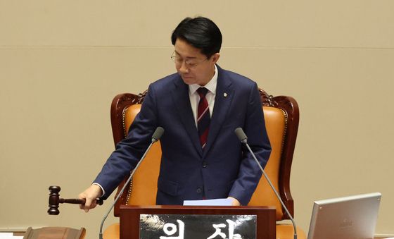 의사봉 두드리는 조정식 국회의장