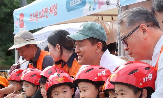 오세훈 서울시장, 어린이들과 물소화기 체험
