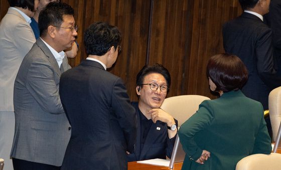 의원들과 대화하는 김민석 대표
