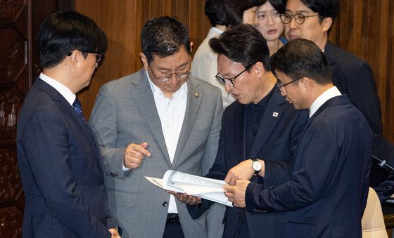 본회의 안건 논의하는 김민석 대표와 원내지도부