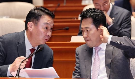 정희용 사무총장과 대화 나누는 장동혁 대표