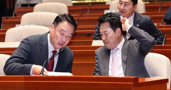 장동혁·정희용, 의원총회서 대화