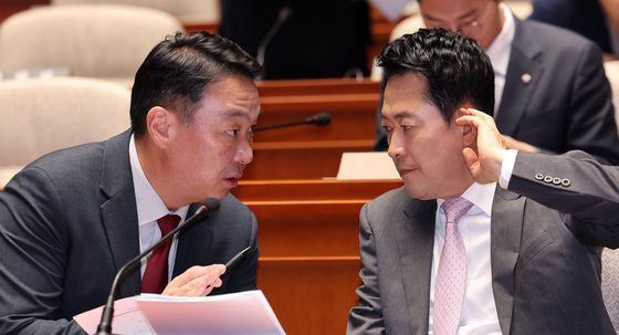 장동혁·정희용, 의원총회서 대화