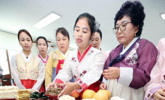 추석 앞두고 차례상 체험하는 다문화 여성