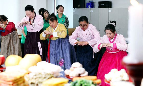 '한복 차려 입고 큰절'