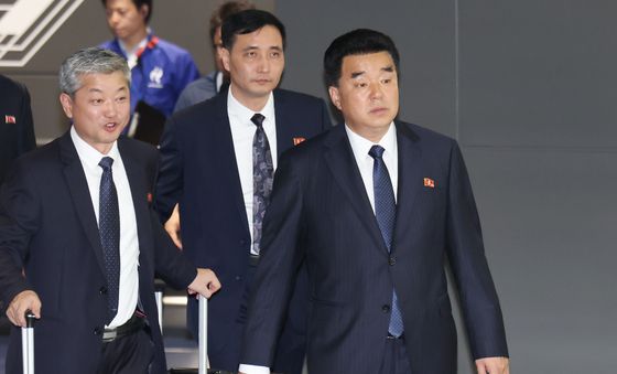 나고야 입국하는 김일국 북한 선수단장