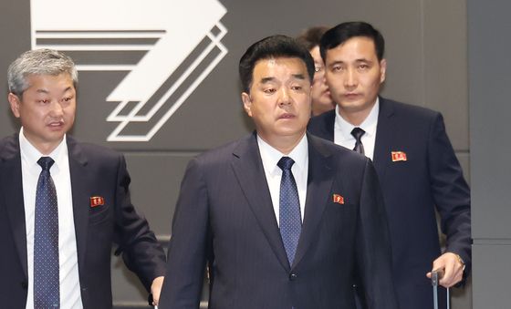 나고야 입국하는 김일국 북한 선수단장