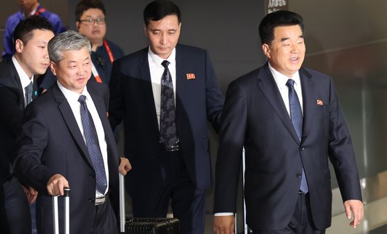 밝은 표정으로 나고야 입국하는 김일국 체육상