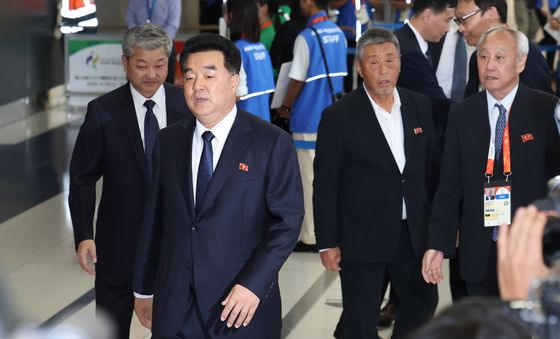 나고야 도착한 김일국 북한 선수단장