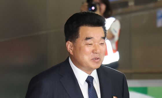 밝은 표정으로 입국하는 김일국 북한 체육상