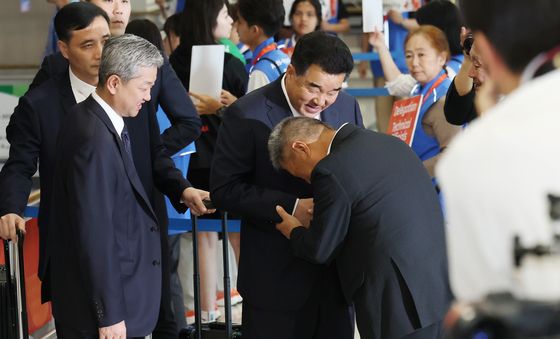 90도 인사 받는 김일국 북한 체육상