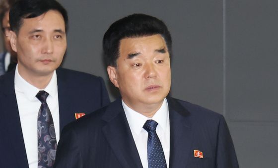 북한 김일국 체육상 나고야 도착