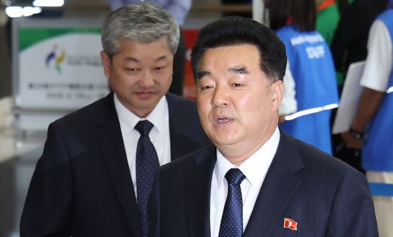김정은 북한 국무위원장 그려진 뱃지 착용한 김일국 체육상